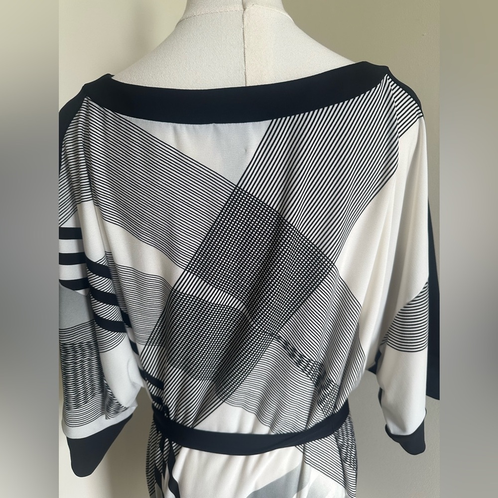 Chico’s Black/White Short-Sleeve Dress- Size 1 - Picture 5 of 9